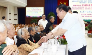 Chủ tịch Quốc hội Vương Đình Huệ gặp mặt đại biểu người có công với cách mạng tiêu biểu tỉnh Quảng Nam